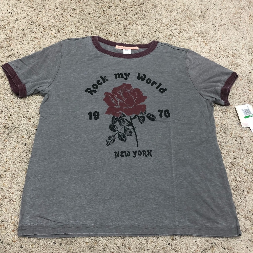 (XL) NWT GRAPHIC TSHIRT